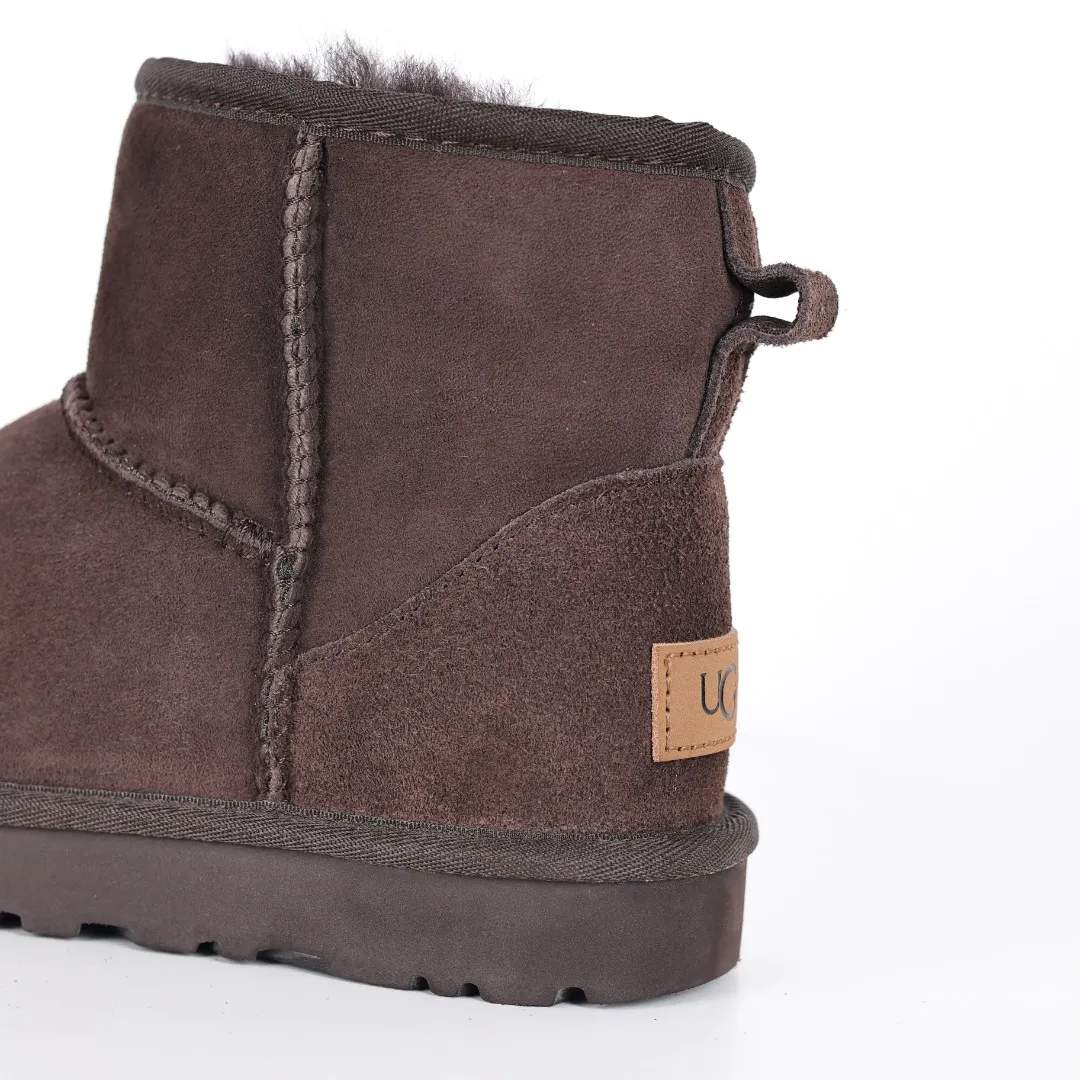 Pick up locally 💰520, core recommendation, good price, UGG Classic Mini mid-tube series, Xiaohongshu hot model, Henan Longfeng leather production, sheepskin and wool integration, top quality in the market, 2-3 cm cashmere insole, keeping warm in winter, suitable for home use. In the new year, uug launched a style series, which is partially biased towards the preferences of young consumers, and has also been at the forefront of fashion trends. Shoe body material, water-repellent coated suede upper 17mm UGGPURE™ implanted wool insole Lightweight non-slip comfortable rubber outsole With brand LOGO Trademark Comes with full packaging Size: 35 36 37 38 39 40